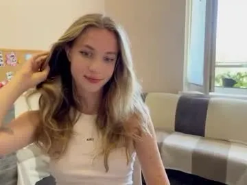 yononeey – webcam model profile photo Image 3