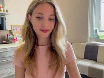 yononeey – webcam model profile photo Image 4