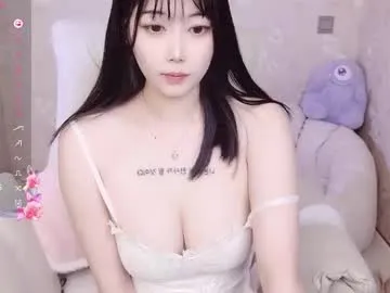 Musae – webcam model profile photo Image 2