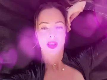 LillyUK – webcam model profile photo Image 5