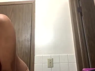 _Abril-Office1 – webcam model profile photo Image 7