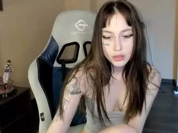 emyliveshow – webcam model profile photo Image 11