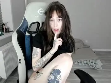 emyliveshow – webcam model profile photo Image 18