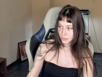 emyliveshow – webcam model profile photo Image 3