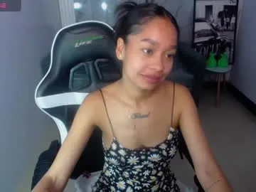 camille-w – webcam model profile photo Image 5