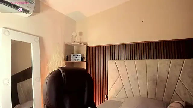 _Alicee_1 – webcam model profile photo Image 2