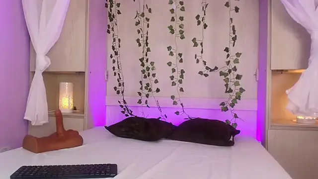 MondoNeko – webcam model profile photo Image 13