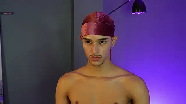 poutyselena – webcam model profile photo Image 3