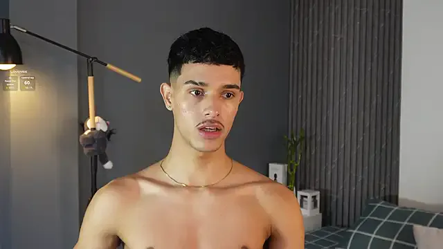 poutyselena – webcam model profile photo Image 8