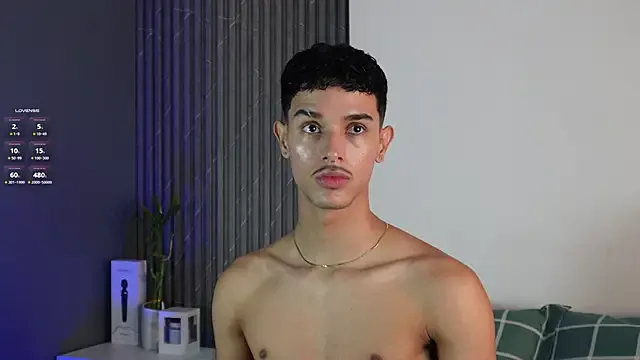 poutyselena – webcam model profile photo Image 9