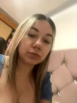 thanusi_2 – webcam model profile photo Image 4
