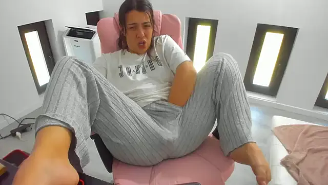 Almmaxxxx – webcam model profile photo Image 4