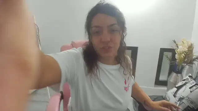 Almmaxxxx – webcam model profile photo Image 9