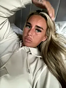 Sugarlina – webcam model profile photo Image 8