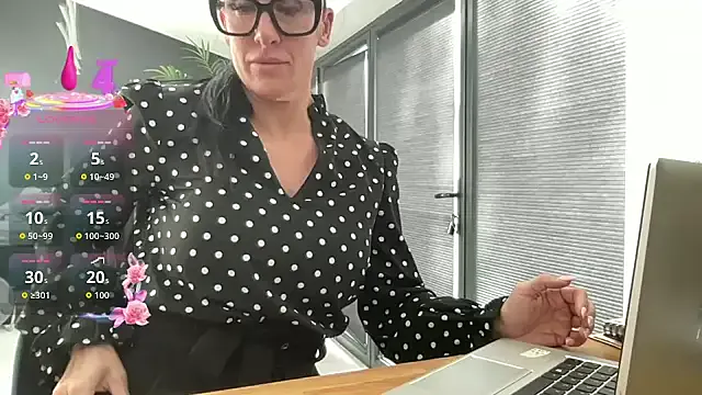 EmiliaCatalina – webcam model profile photo Image 4