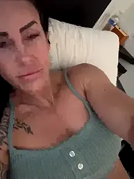 EmiliaCatalina – webcam model profile photo Image 7