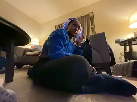 lau__1 – webcam model profile photo Image 2