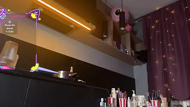 seraphine23 – webcam model profile photo Image 12