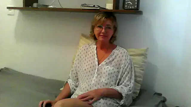 mc-Olivia – webcam model profile photo Image 12