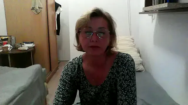 mc-Olivia – webcam model profile photo Image 6
