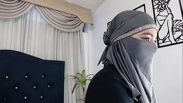 poutyselena – webcam model profile photo Image 4