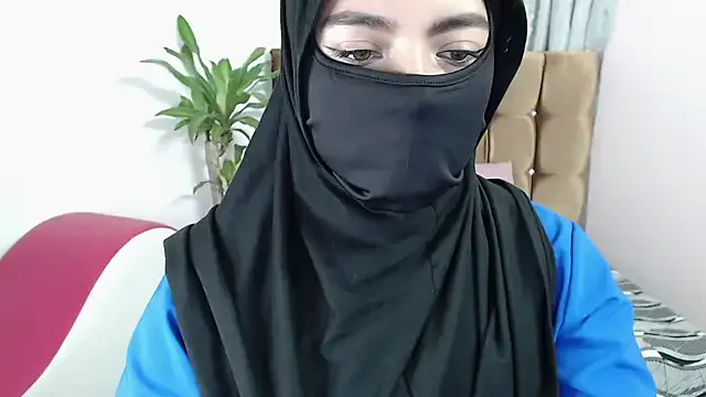 poutyselena – webcam model profile photo Image 6