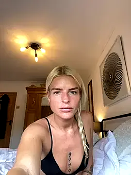RollingGirls – webcam model profile photo Image 3