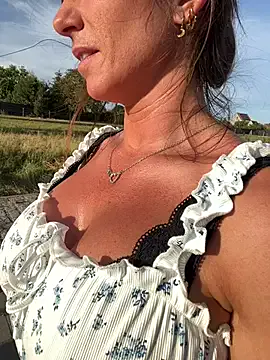 carolbarker – webcam model profile photo Image 4