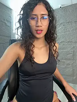 maki-ayy – webcam model profile photo Image 8