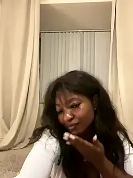 4U143 – webcam model profile photo Image 3