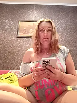 CarmelaAnthony – webcam model profile photo Image 2