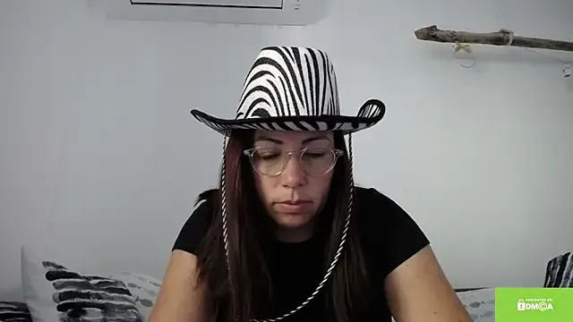 thanusi_2 – webcam model profile photo Image 7