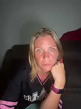 thanusi_2 – webcam model profile photo Image 12