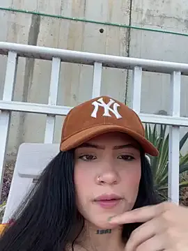 4U143 – webcam model profile photo Image 4