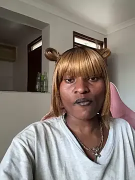 Almmaxxxx – webcam model profile photo Image 14