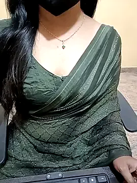 Yiyi-707 – webcam model profile photo Image 4