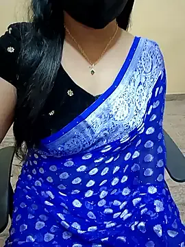 Yiyi-707 – webcam model profile photo Image 7