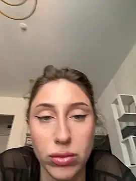 4U143 – webcam model profile photo Image 18