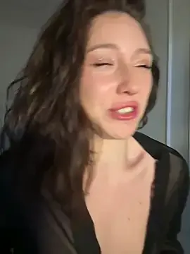 4U143 – webcam model profile photo Image 3