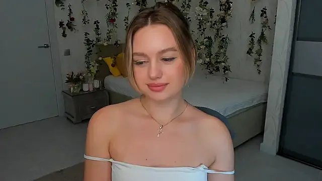 CloudyMist – webcam model profile photo Image 11