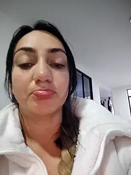 CurvyJules69 – webcam model profile photo Image 2