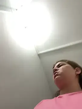 Alyshanon18 – webcam model profile photo Image 3