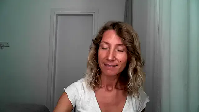 nina_b1um – webcam model profile photo Image 4