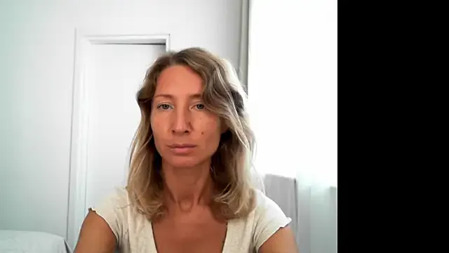 RedQQueen – webcam model profile photo Image 8