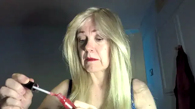 _Abril-Office1 – webcam model profile photo Image 2