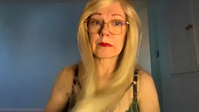 _Abril-Office1 – webcam model profile photo Image 4