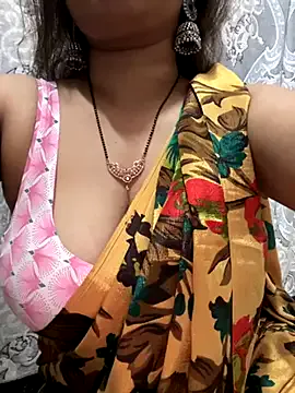 LynBardon – webcam model profile photo Image 15
