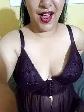 EmiliaCatalina – webcam model profile photo Image 3