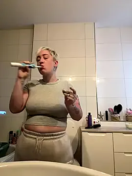 Lovebirdss – webcam model profile photo Image 10