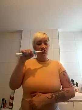 Lovebirdss – webcam model profile photo Image 11